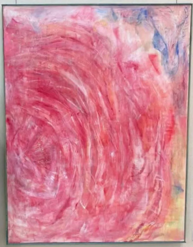 赤や白の線が交錯する、全体がピンクの渦巻きのようなバラの抽象画