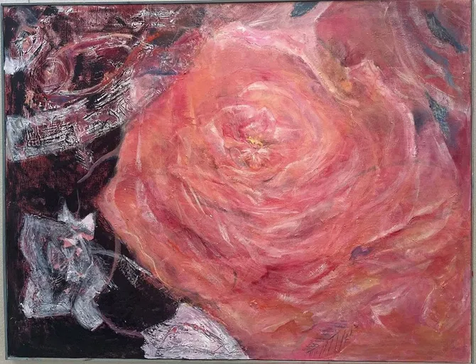 黒い背景の中央に大きなピンクのバラの渦巻きが描かれた抽象画