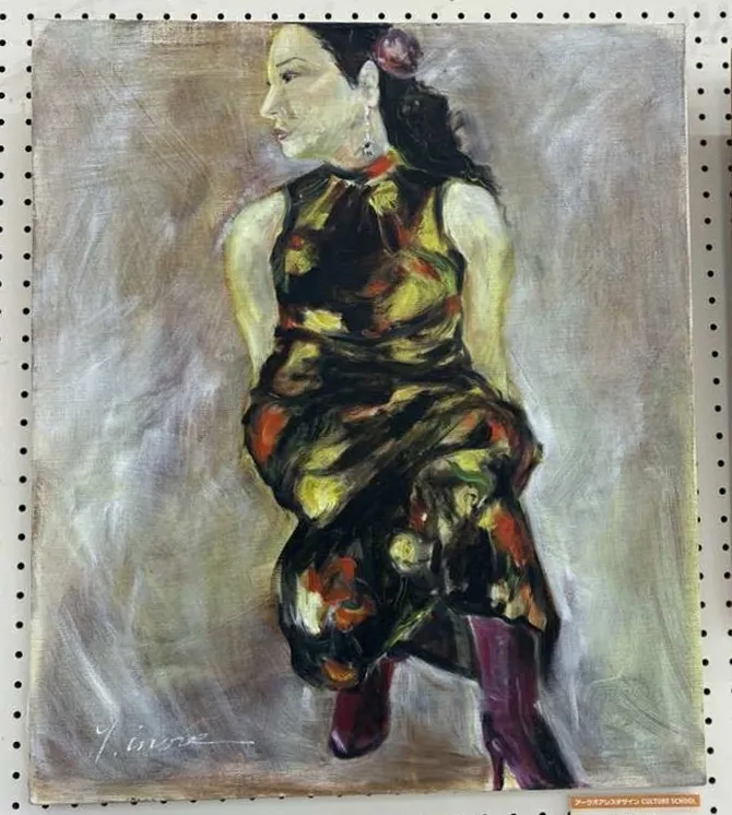 黒いドレスを着て着席している女性の人物画