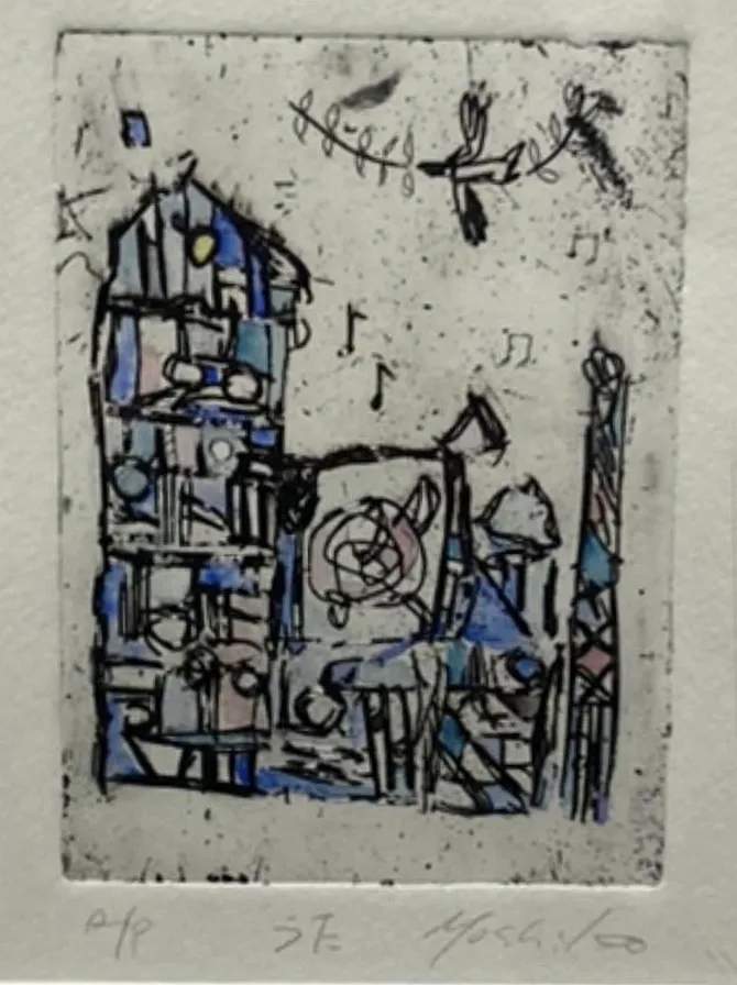 抽象的な建物と音符、鳥が描かれた、青とピンクで彩色された銅版画