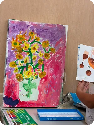 紫と赤い背景の前に描かれた黄色い花